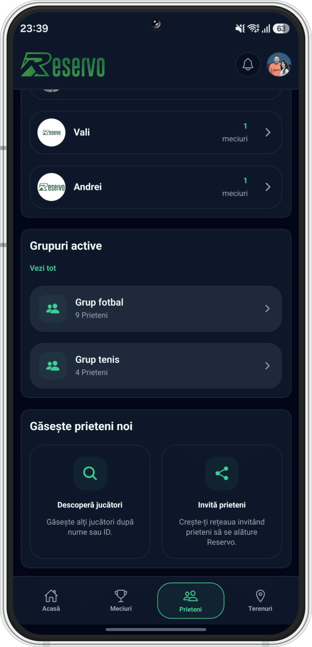 Prieteni, grupuri active și invitații în Reservo