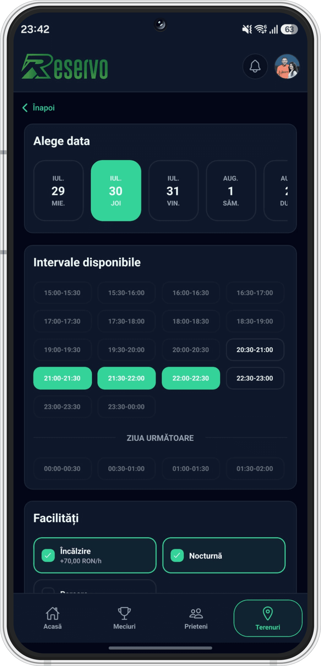 Selectarea datei, intervalelor disponibile și facilităților